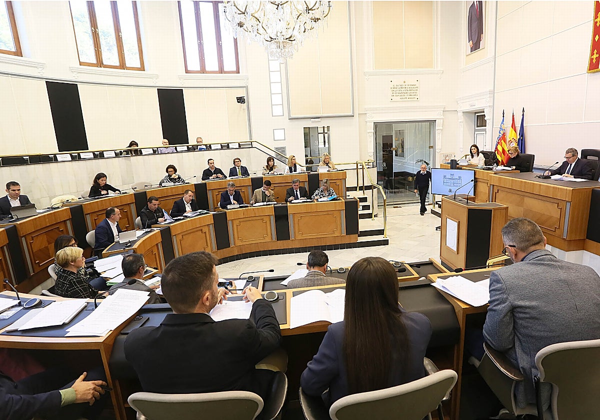Un momento de la sesión plenaria de la Diputación de Alicante, este lunes.