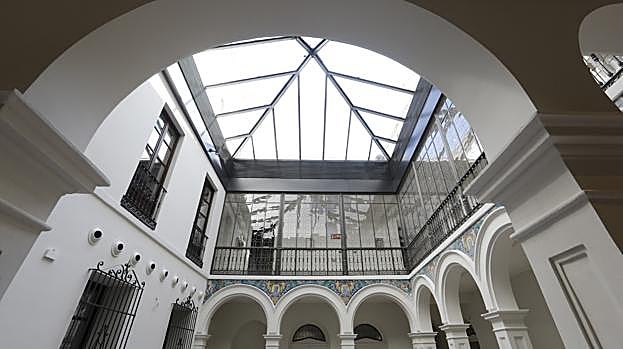 Patio acristalado en el interior del hotel H10 Palacio Colomera, en Córdoba