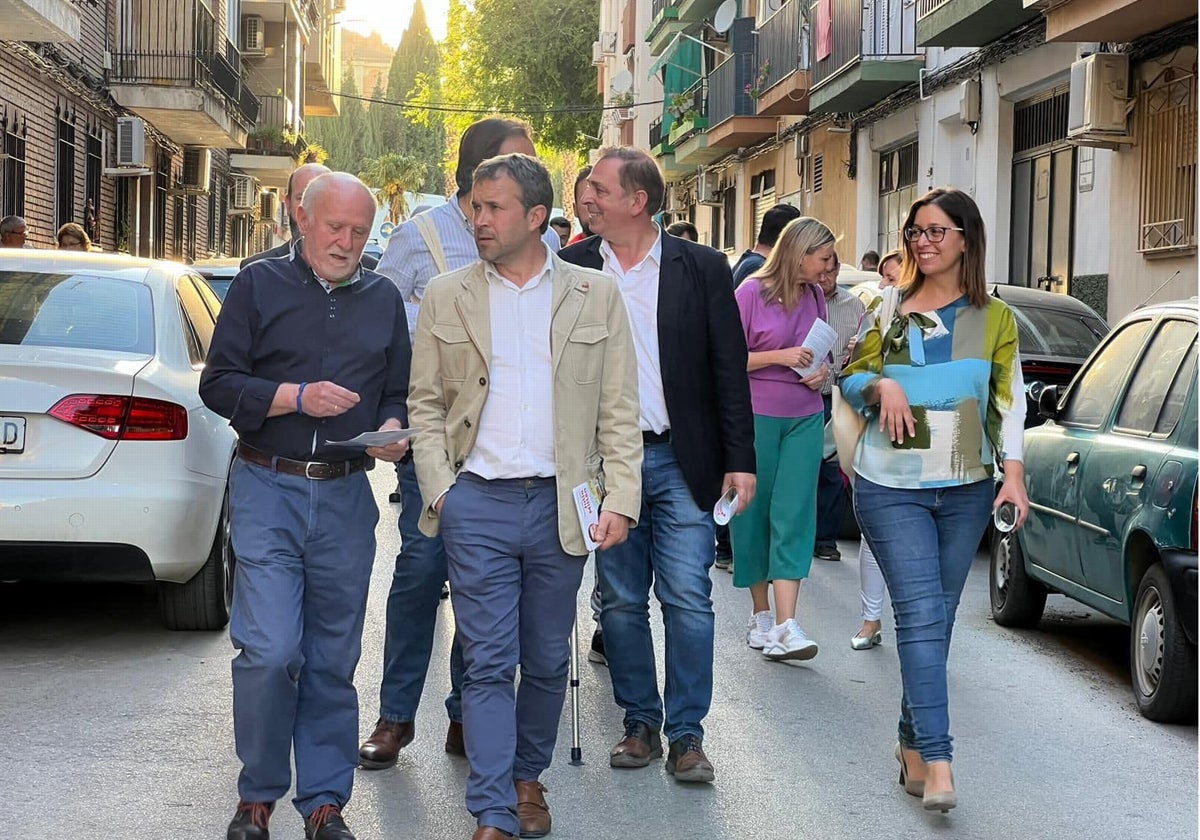 Julio Millán, en primer plano en el centro. A su derecha el apoderado del PSOE Enrique Díaz, en un paseo electoral en Jaén