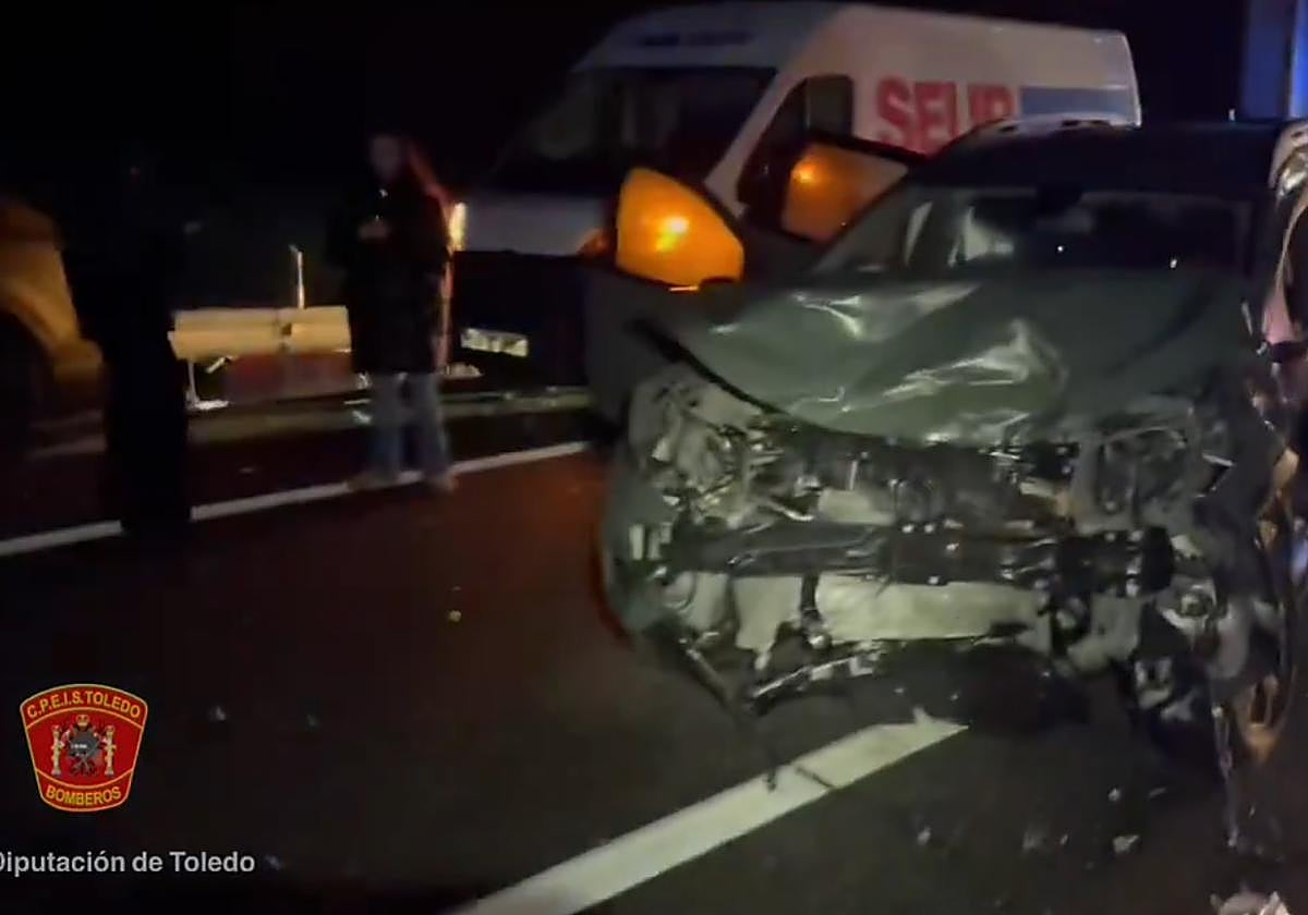 Estado de uno de los coches accidentados y vídeo grabado por los bomberos de Santa Olalla