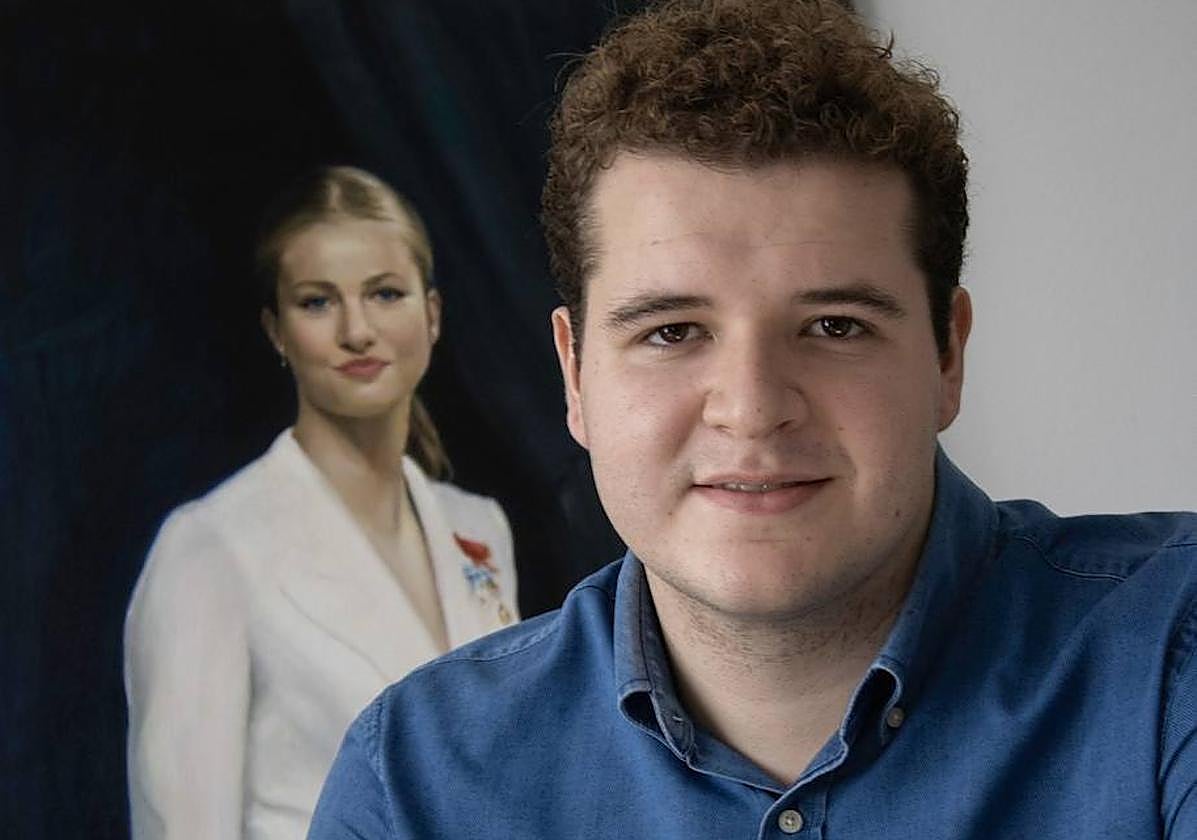 Rafael Castejón con el cuadro de la princesa Leonor