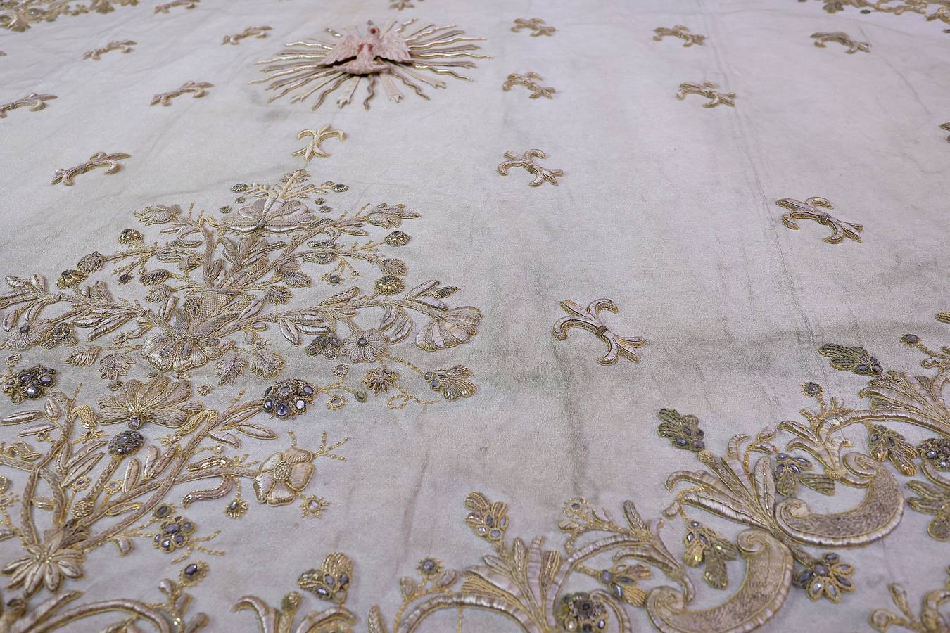 El conjunto textil ‘de los Montpensier’ del ajuar de la Virgen del Rocío recupera su esplendor