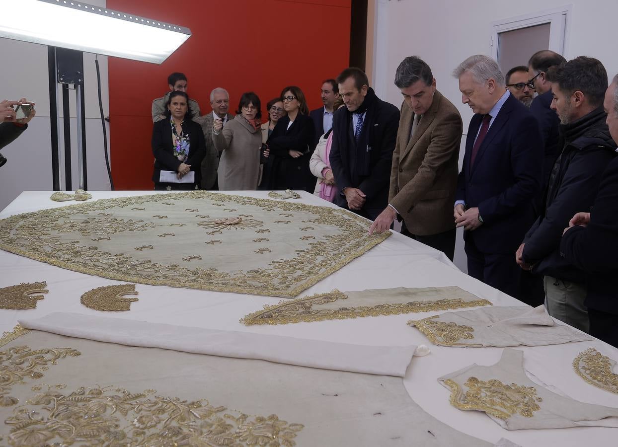 El conjunto textil ‘de los Montpensier’ del ajuar de la Virgen del Rocío recupera su esplendor