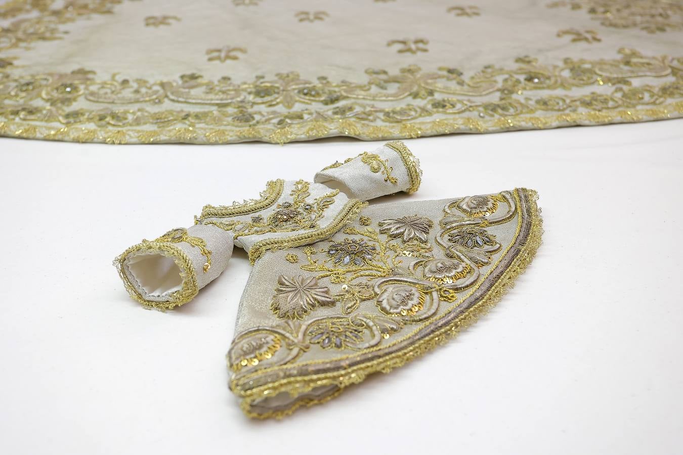 El conjunto textil ‘de los Montpensier’ del ajuar de la Virgen del Rocío recupera su esplendor
