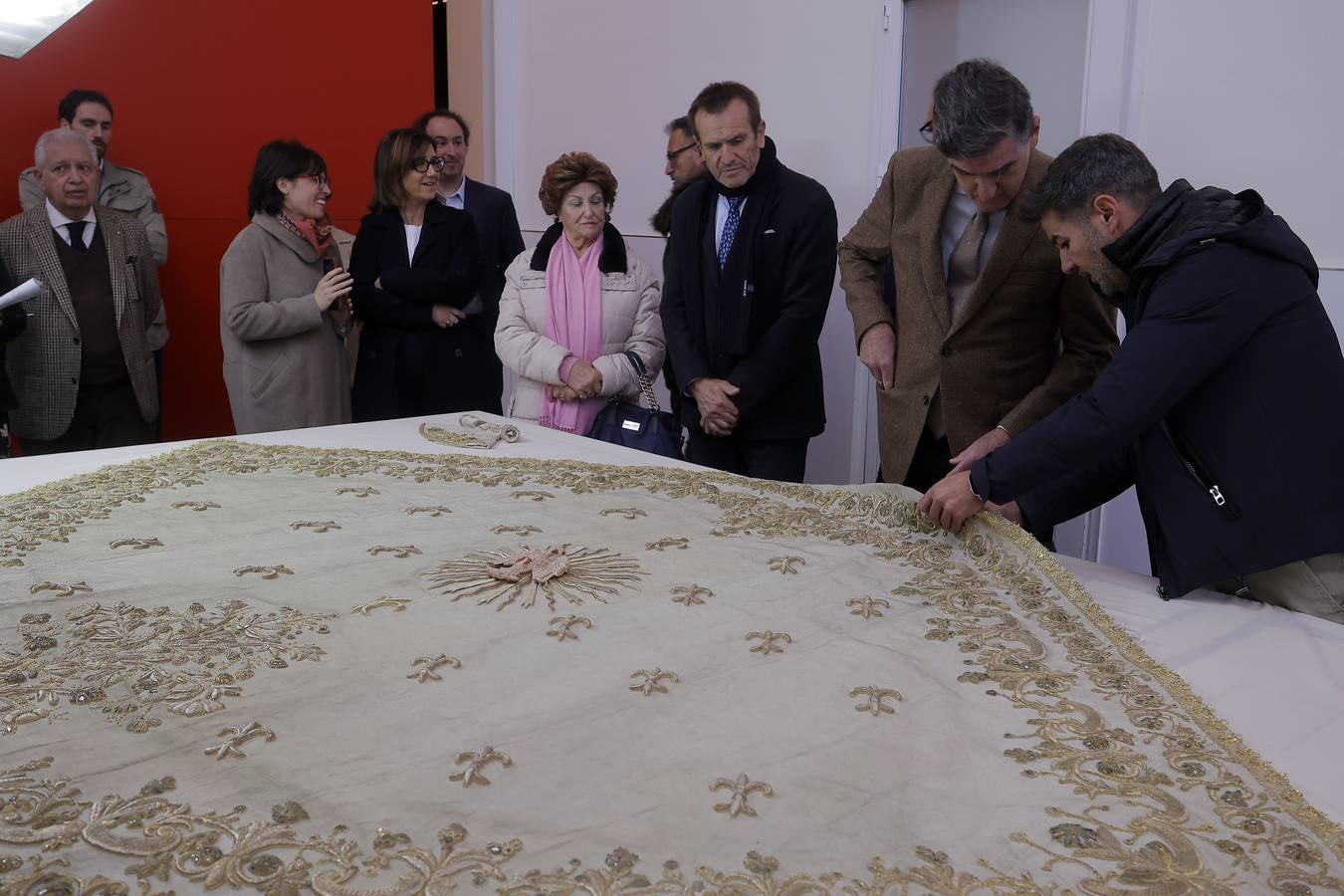 El conjunto textil ‘de los Montpensier’ del ajuar de la Virgen del Rocío recupera su esplendor