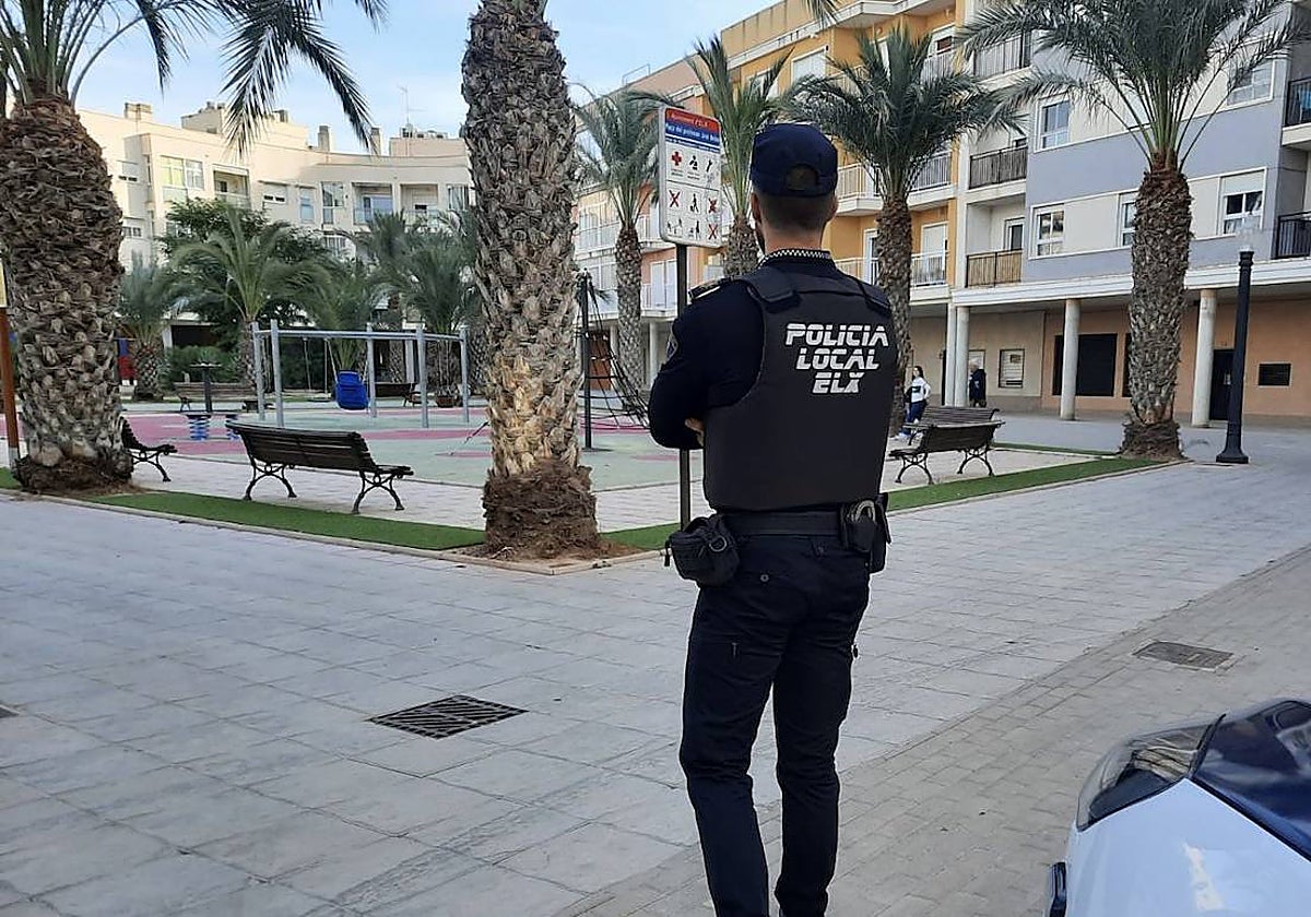 Imagen de archivo de un policía local de Elche de servicio