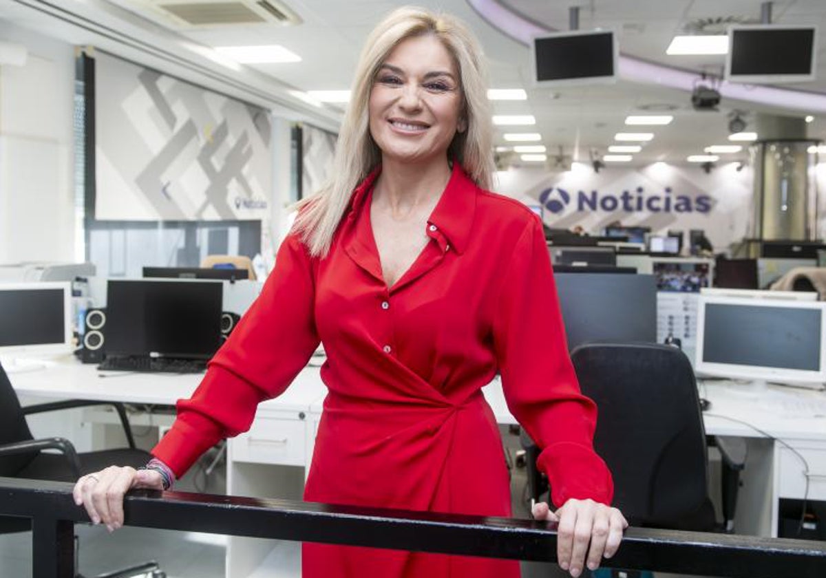 Sandra Golpe en la redacción de informativos
