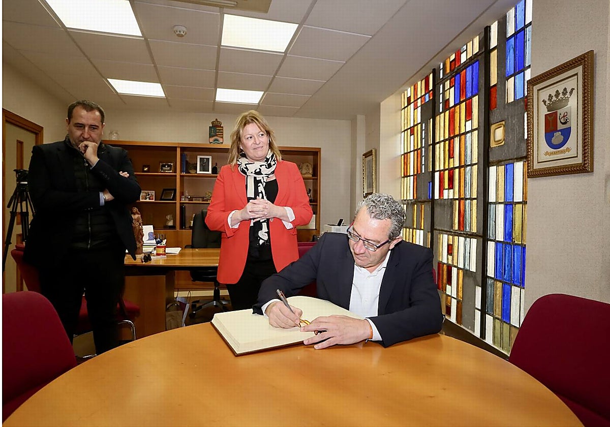 La Diputación de Alicante invierte 174.000 euros en la renovación del césped artificial del campo de fútbol municipal de Albatera