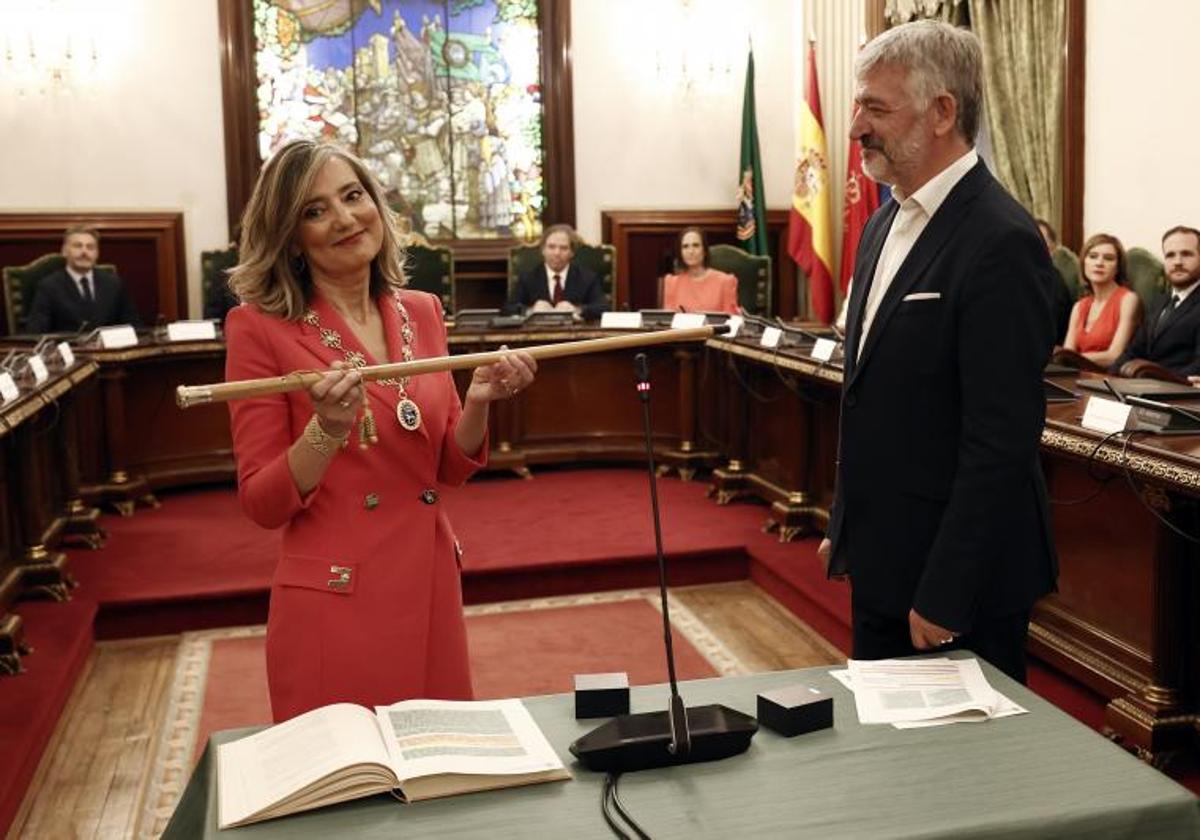 La alcaldesa de Pamplona Cristina Ibarrola al tomar posesión del cargo en junio