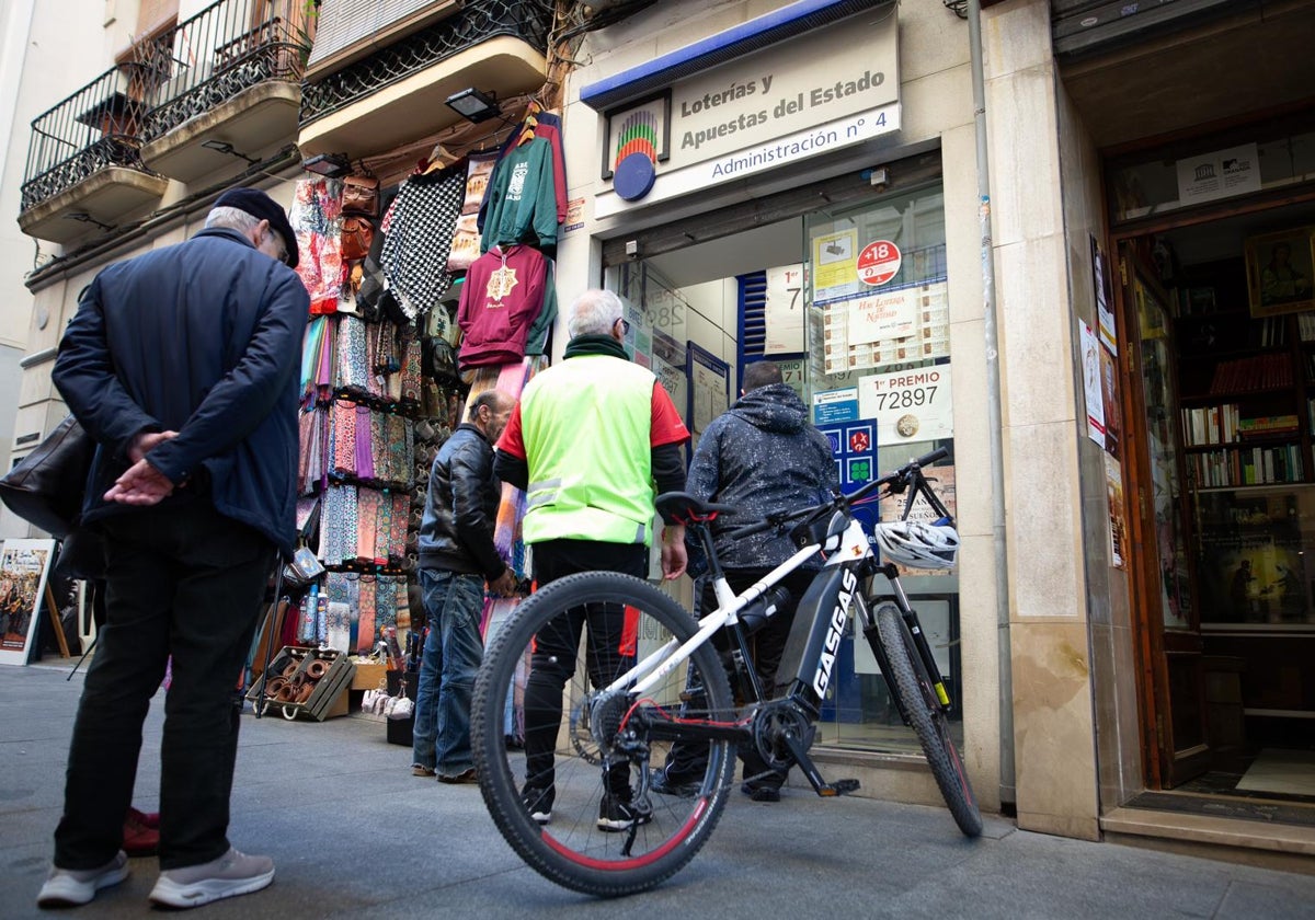 Cola para adquirir décimos en la administración de la calle Príncipe, donde ha caído dos veces el Gordo