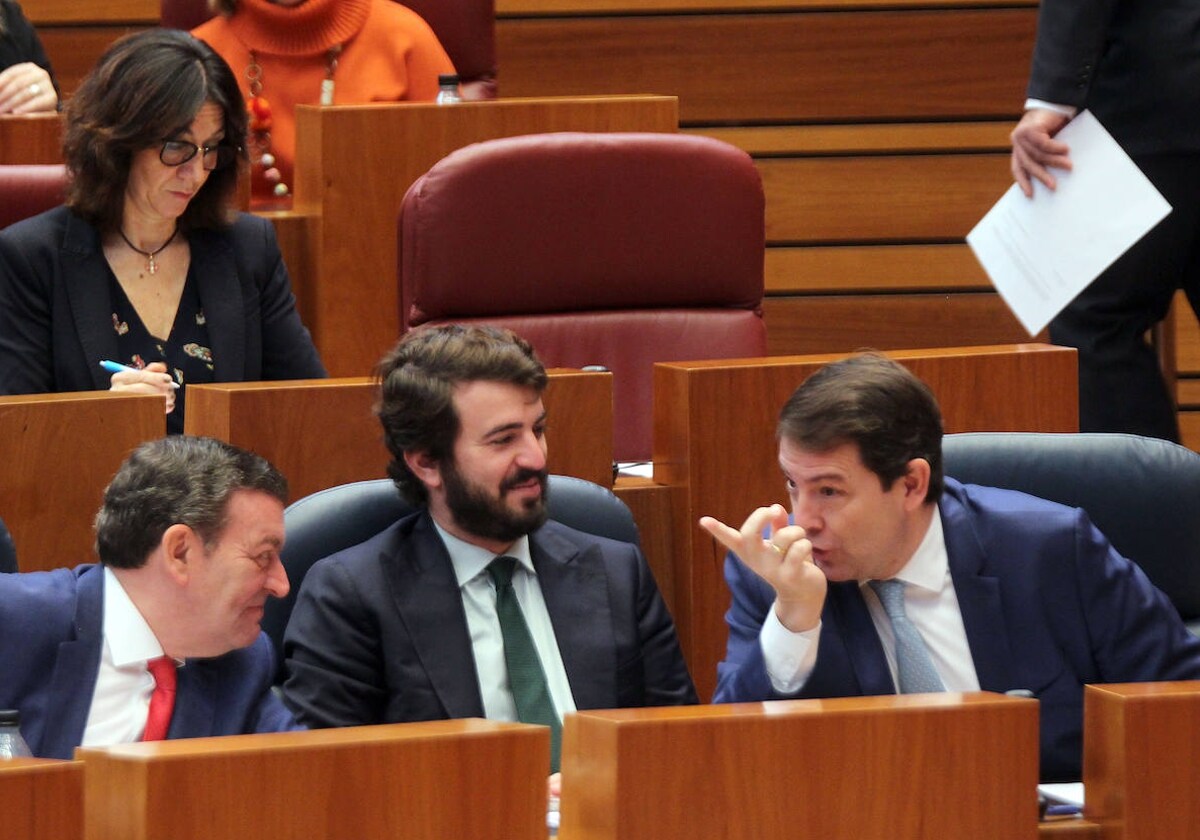 El presidente de la Junta, Alfonso Fernández Mañueco, conversa con el vicepresidente, Juan García Gallardo, y el consejero de La Presidencia, Luis Miguel González Gago, durante el Pleno de las Cortes