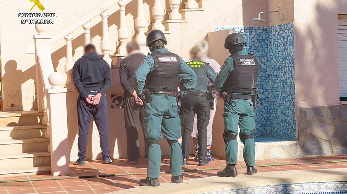 Imagen de la detención de la pareja de sexagenarios y el tercer implicado en el chalé de El Campello