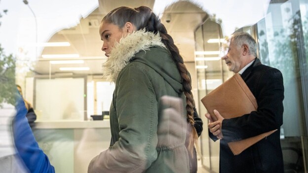 Imagen de Teresa T. junto a su abogado, este miércoles, en la Ciudad de la Justicia de Valencia