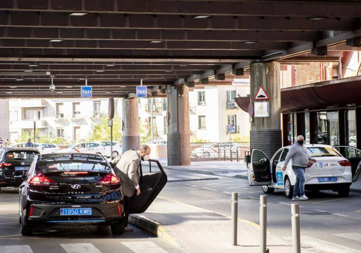 Vehículos VTC y taxi en la estación de Atocha