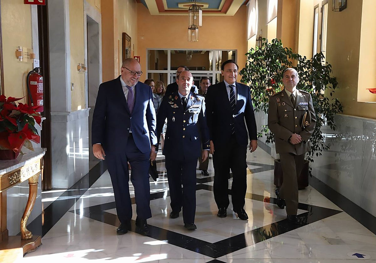El rector, el consejero y los representantes de Defensa, este jueves en el Rectorado