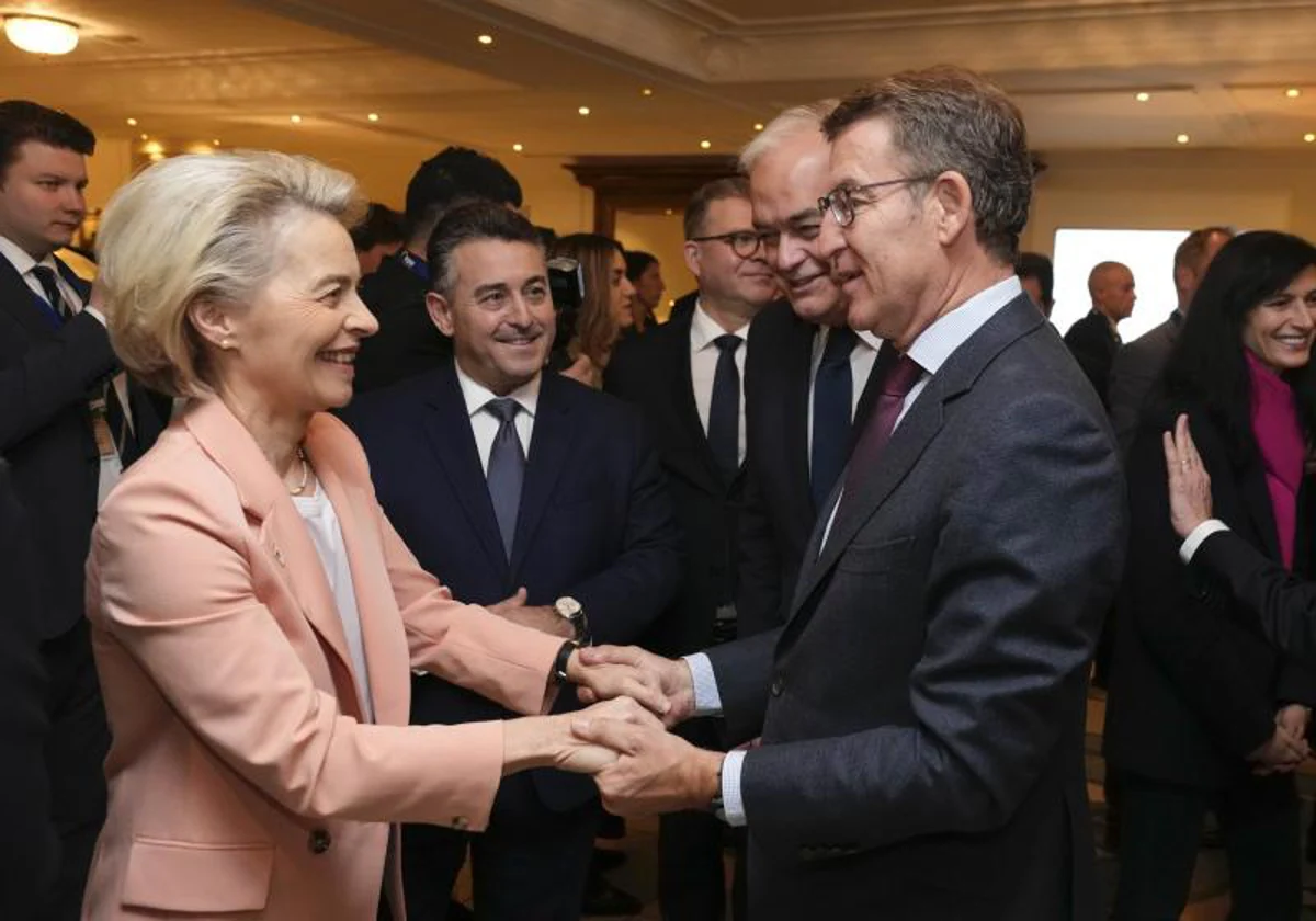 Von der Leyen refuerza a Feijoo «preocupada» por España