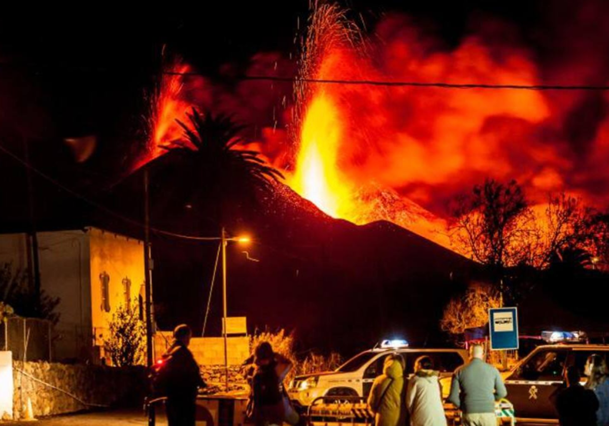 Vecinos observan el cono del volcán desde uno de los cortes de tráfico