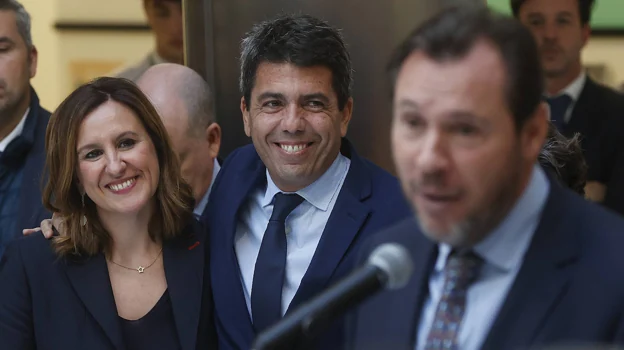 Imagen de la alcaldesa de Valencia, María José Catalá, y el presidente de la Generalitat, Carlos Mazón, durante la intervención del ministro Óscar Puente, este jueves en Valencia