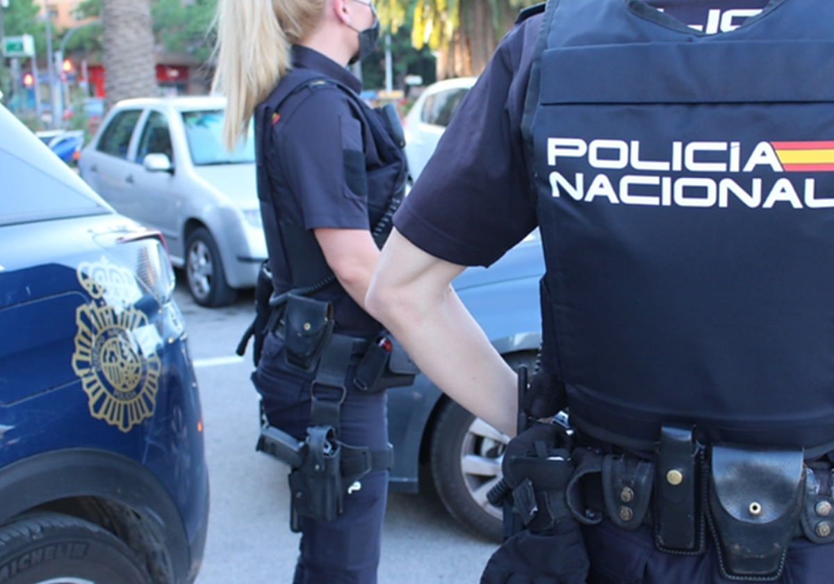 Imagen de recurso de dos agentes de la Policía Nacional