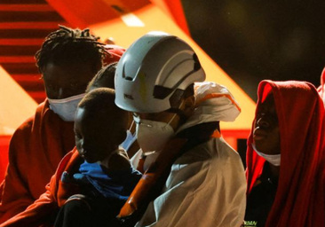 El Hierro recibe un cayuco con 153 personas a bordo, 5 de ellos niños