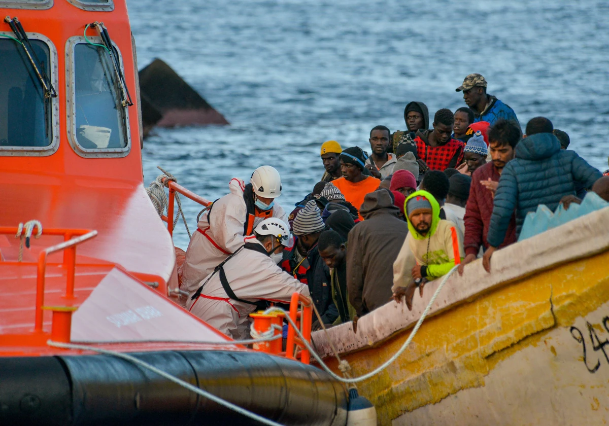 Rescatan a 156 inmigrantes que viajaban en un cayuco en aguas cercanas a la isla de El Hierro, ayer