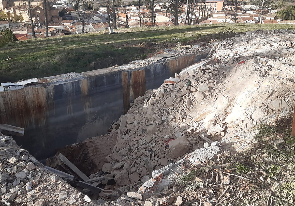 El PP de Cifuentes denuncia el vertido de escombros de una obra a los depósitos de agua del Castillo