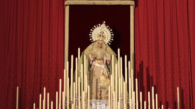 Altar de cultos presidido por la Esperanza