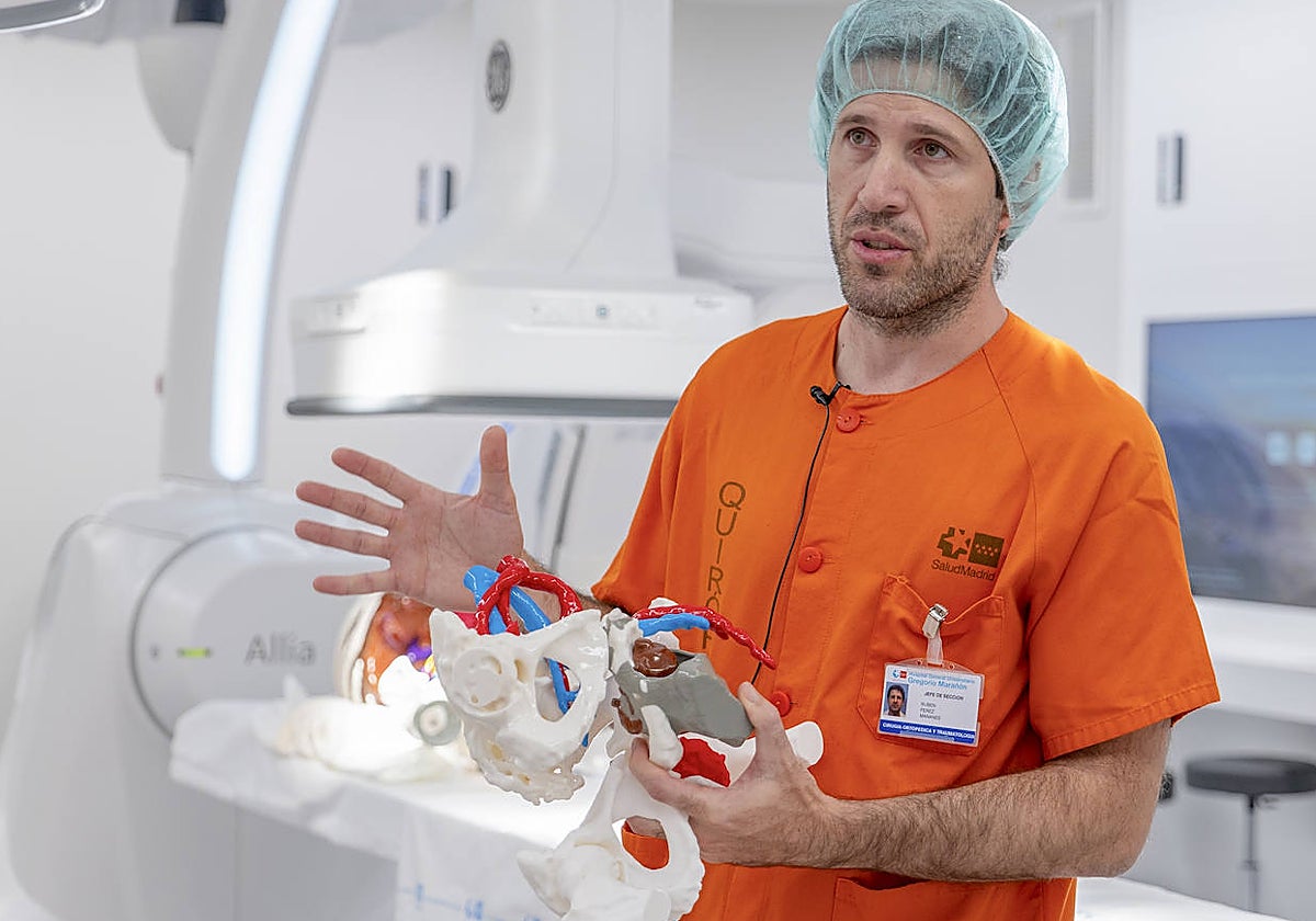 El doctor Rubén Pérez Mañanes, con alguna de las biorréplicas hechas en 3D