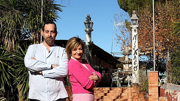José María del Pino y Miren Luque, en el exterior del restaurante