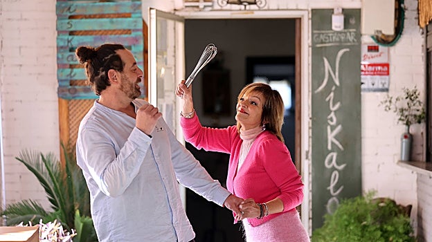 José María y Miren bromean posando para la foto