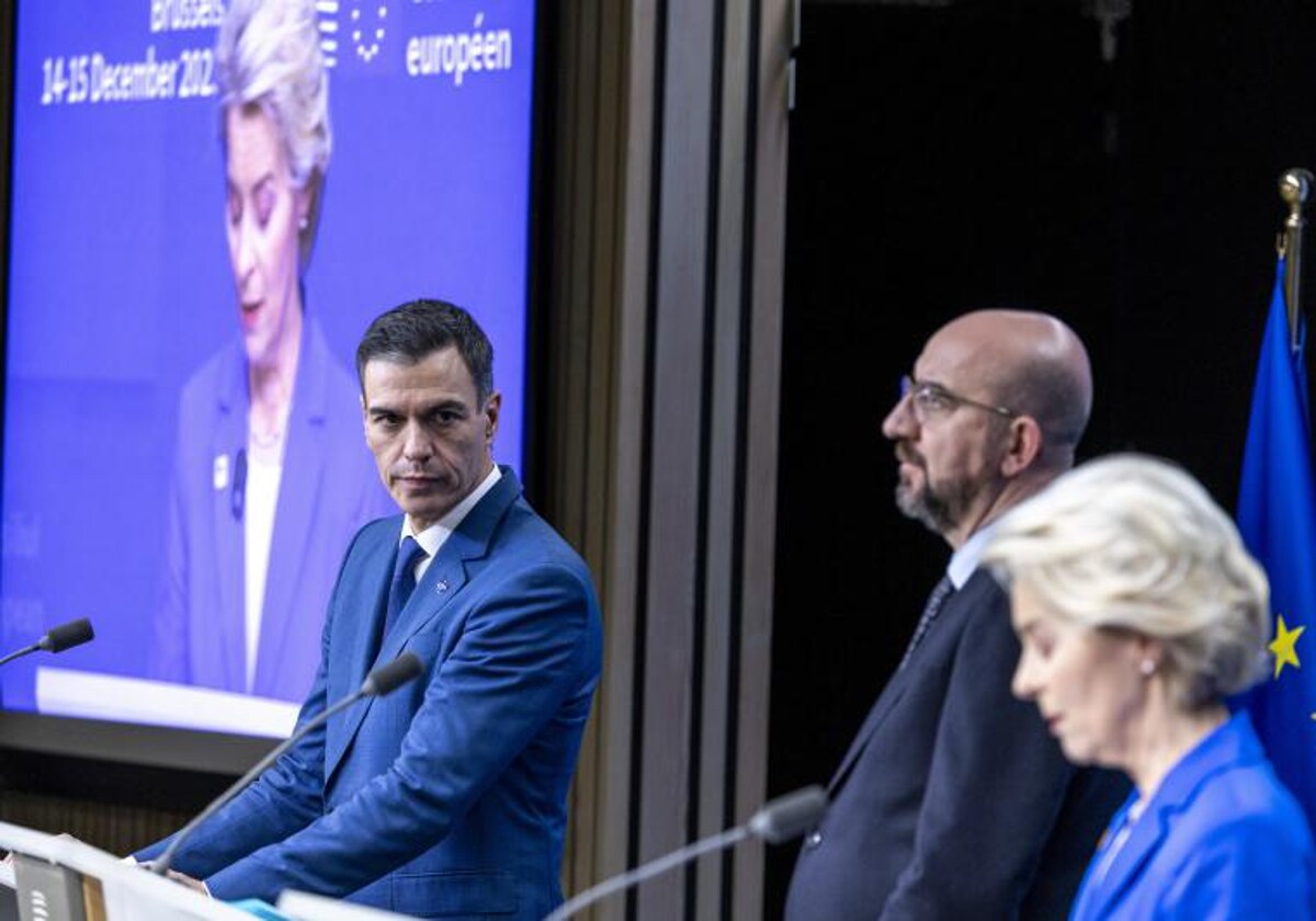 Pedro Sánchez, Charles Michel y Ursula von der Leyen durante la rueda de prensa este viernes tras el Consejo Europeo