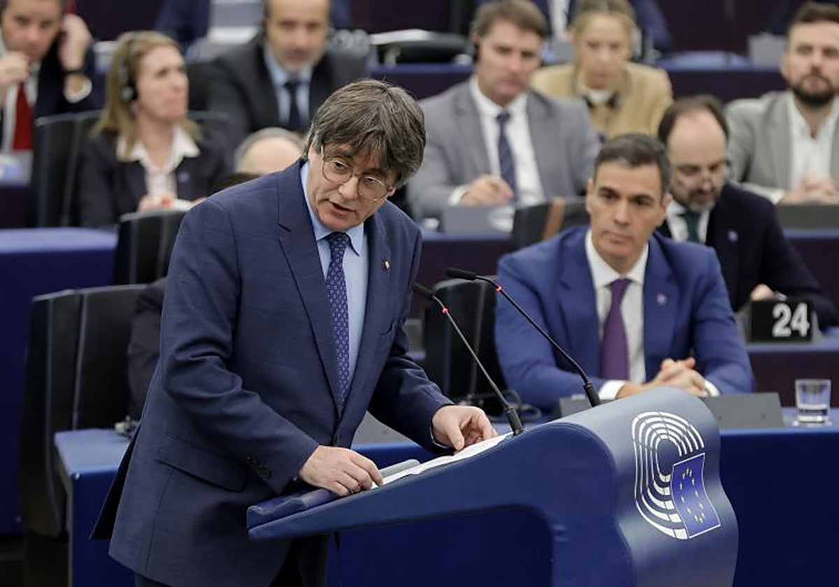 Imagen de Carles Puigdemont y Pedro Sánchez en el Parlamento europeo