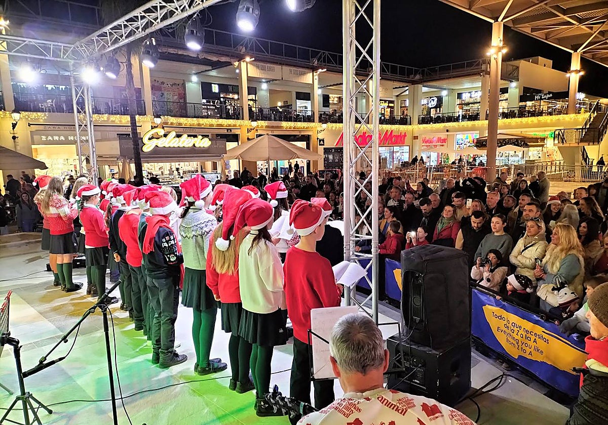 Alumnos de ELIS Villamartín cantan por la paz internacional en el concierto de Navidad de La Zenia