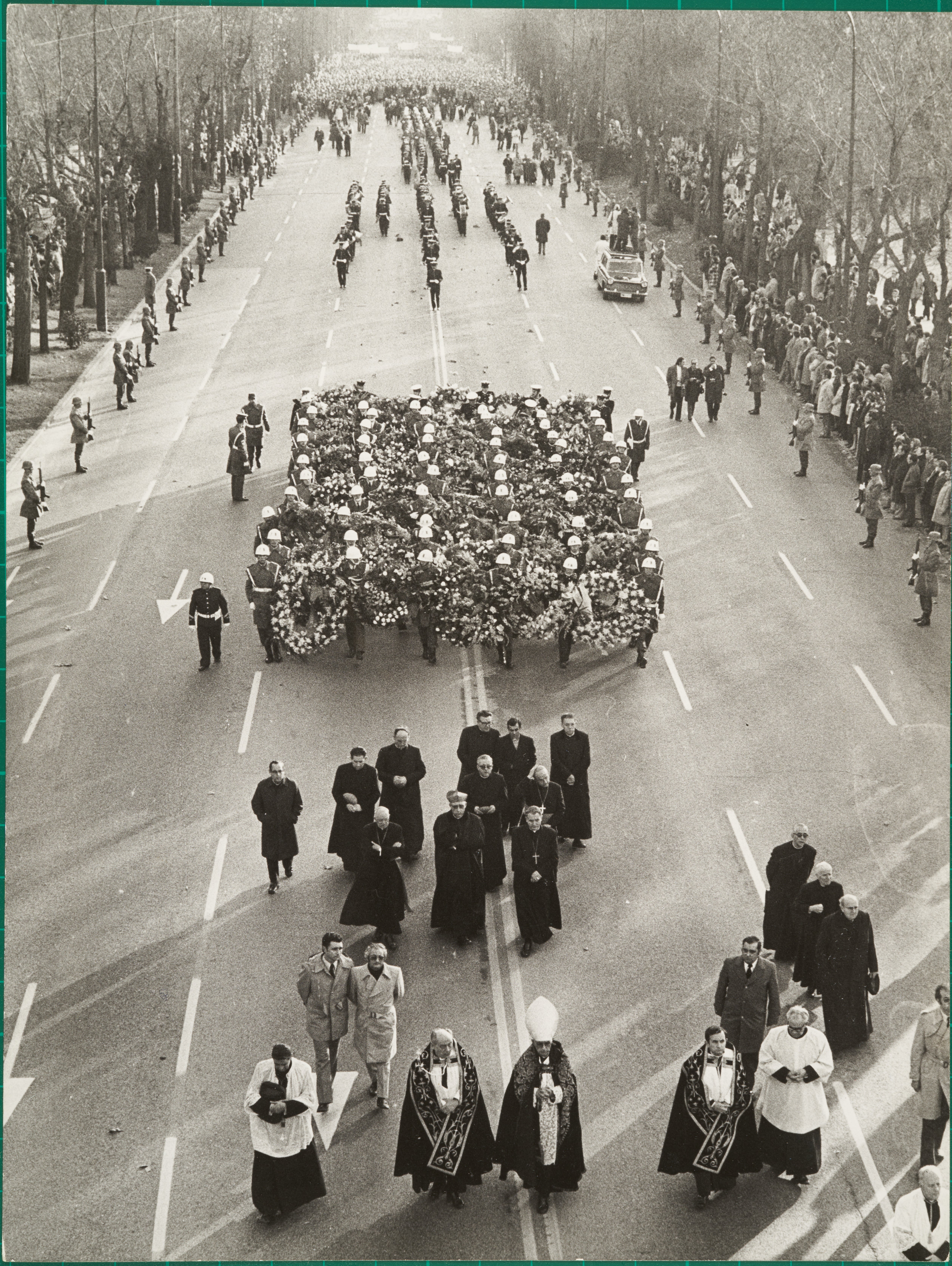 En la imagen, el cardenal arzobispo de Madrid y presidente de la Conferencia Episcopal Española, Vicente Enrique y Tarancón en el cortejo fúnebre hacia el cementerio de El Pardo