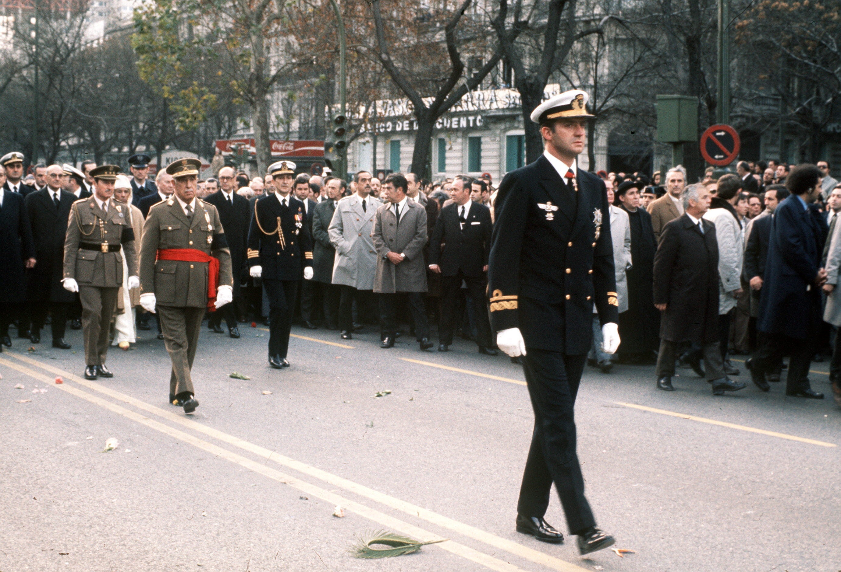 Don Juan Carlos, a la cabeza del cortejo fúnebre de Carrero Blanco