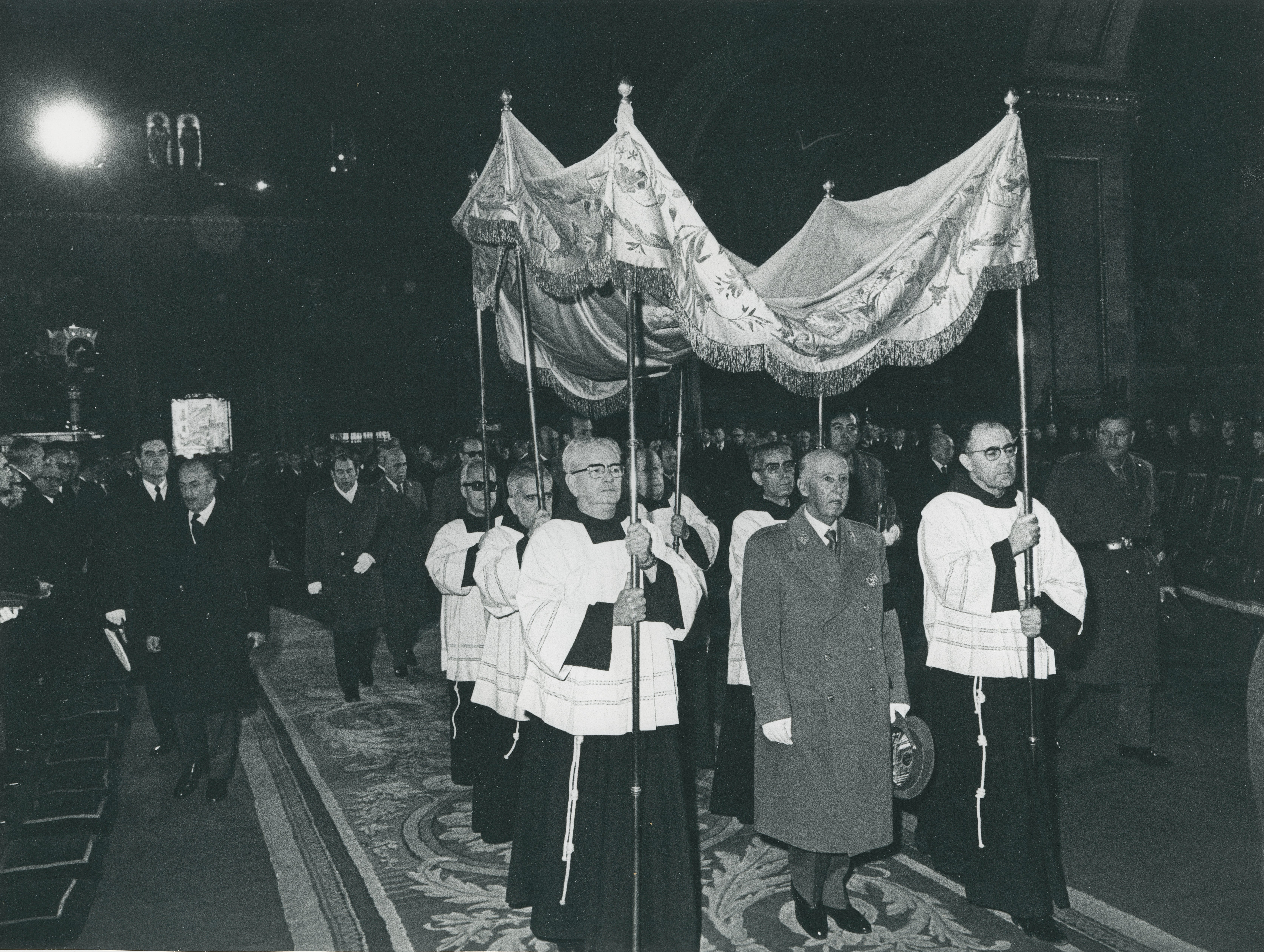 Franco bajo el palio en la Real Basílica de San Francisco el Grande, donde se celebraron los funerales por Carrero Blanco