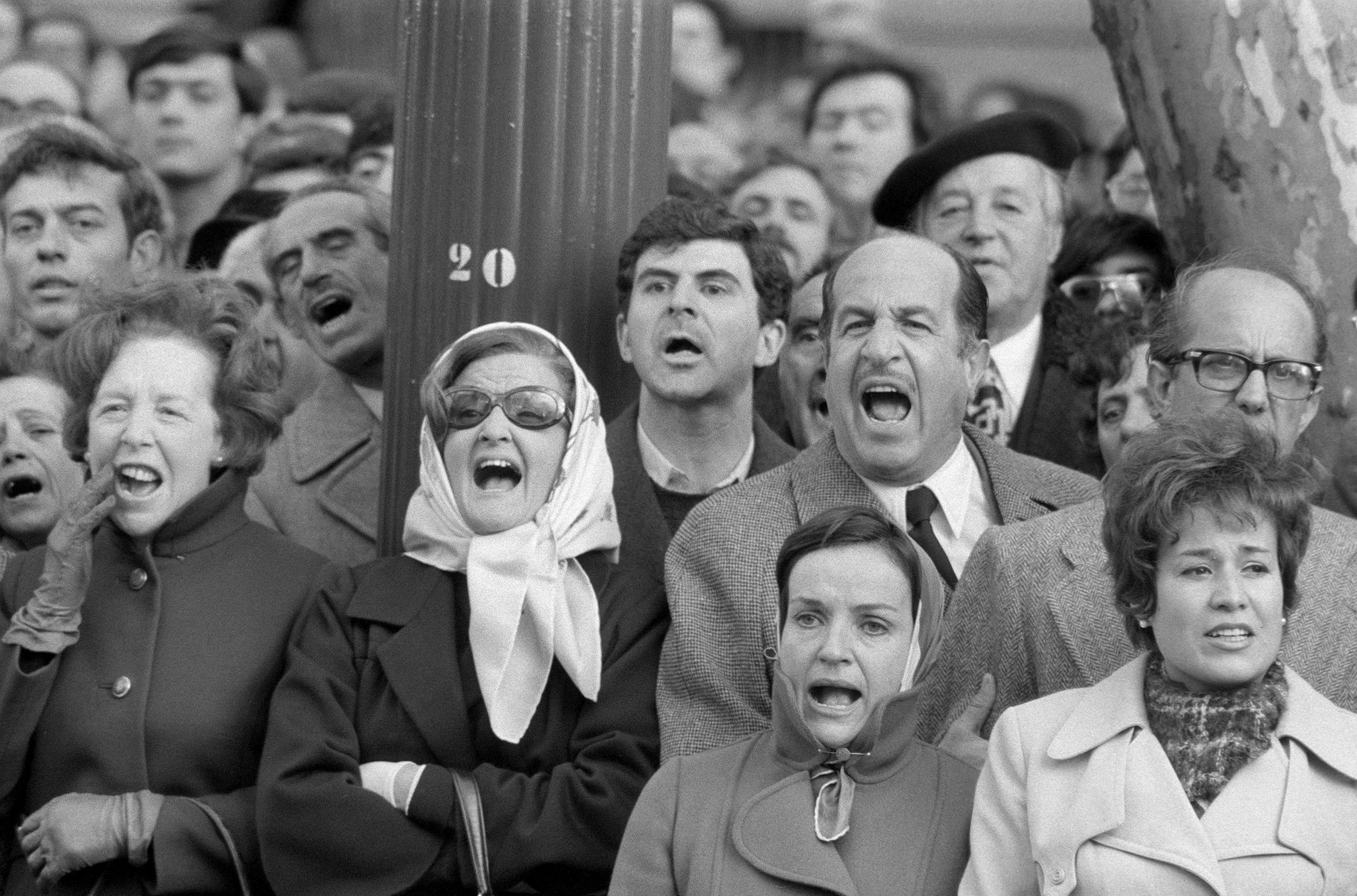 Ciudadanos en los actos por el funeral de Carrero Blanco