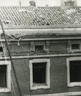 Imagen secundaria 2 - En la primera imagen, la marca que se usó para señalar el atentado. En la segunda, el interior del coche tras la explosión. En la última, el tejado de los Jesuitas por el que pasó el vehículo