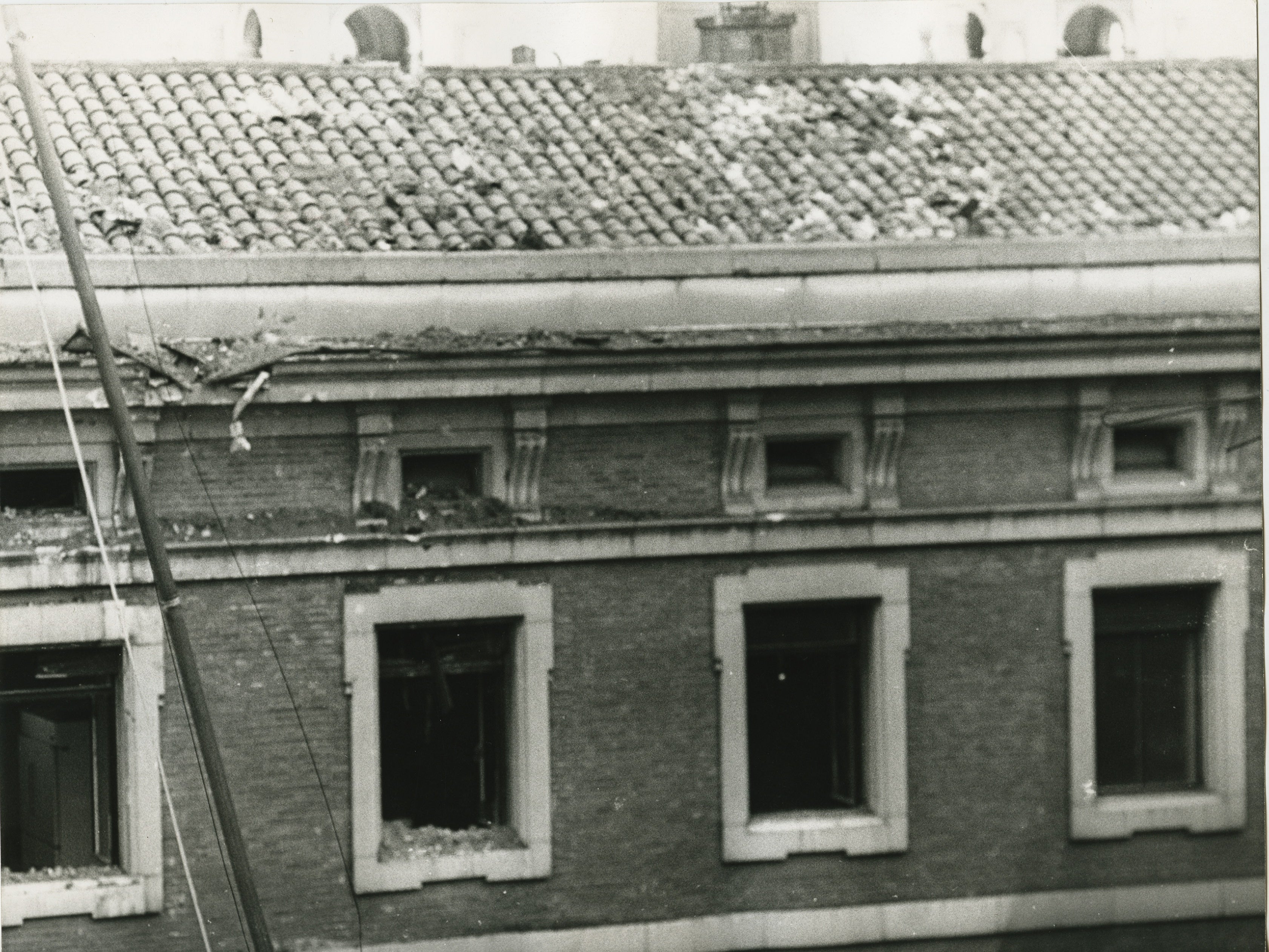 La fachada y el tejado del edificio de los Jesuitas en Madrid por el que pasó el coche de Carrero Blanco tras la explosión