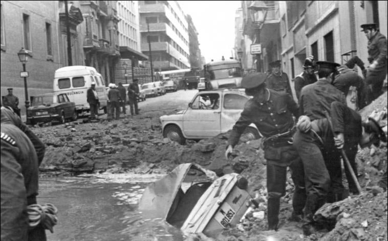 Imagen principal - ETA excavó un túnel secreto para que el artefacto explotara al pasar el vehículo en la calle Claudio Coello de Madrid