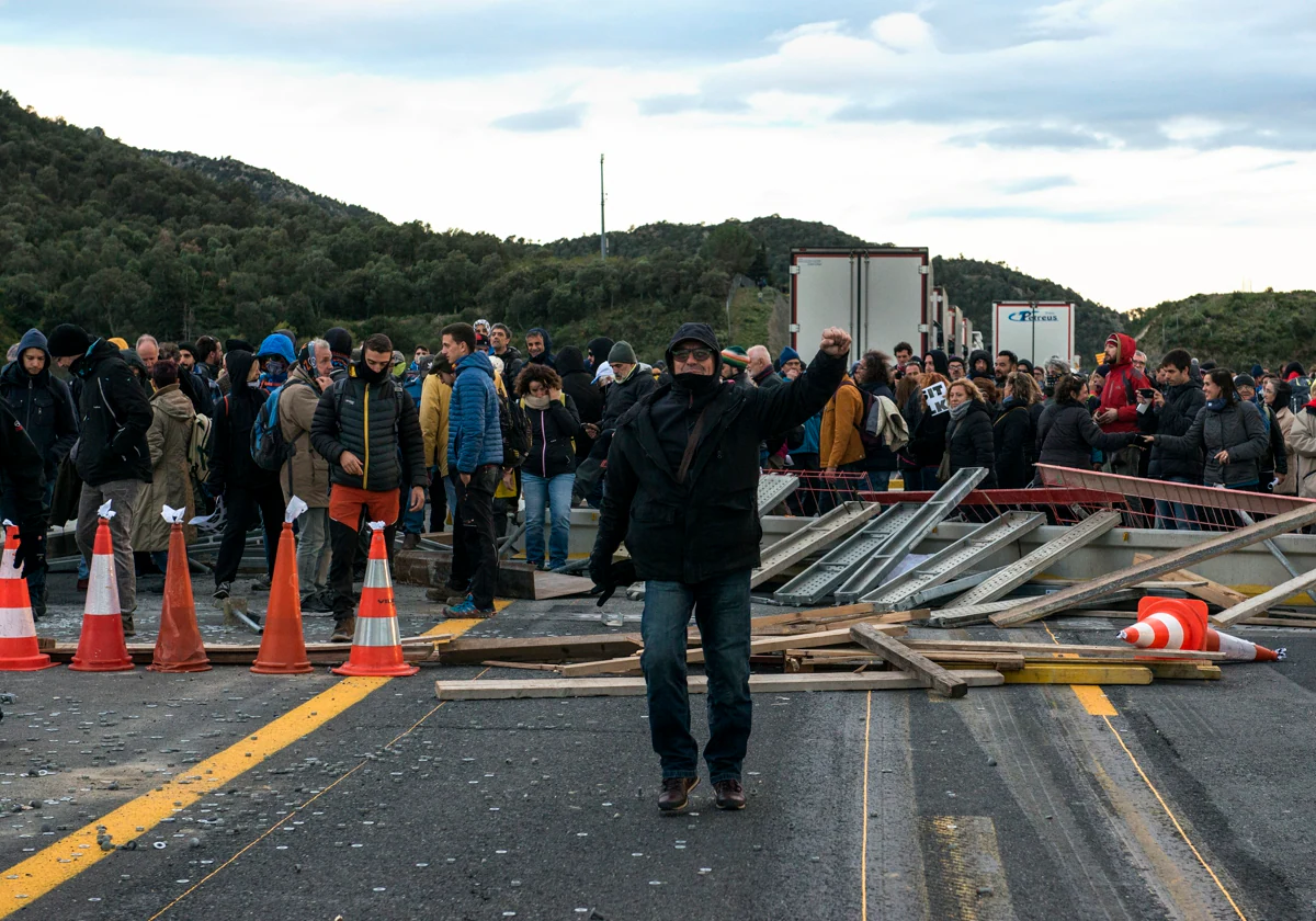 Una multitud de personas corta la carretera de la AP-7 en la Junquera en noviembre de 2019