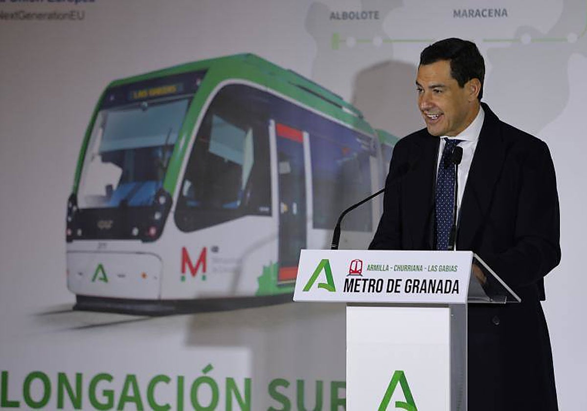 El presidente andaluz, Juanma Moreno, en la presentación del Metro de Granada