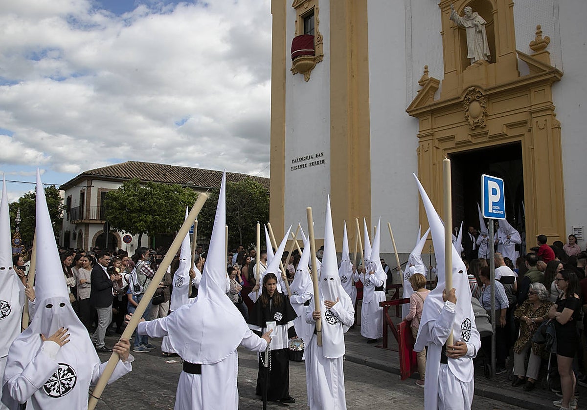Nazarenos de la Presentación al Pueblo, en la plaza de Cañero el Sábado de Pasión