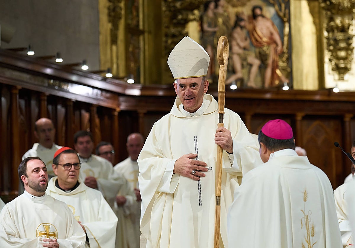 El nuevo obispo de Santander, Arturo Ros, tomando posesión del cargo en la Catedral de Santander
