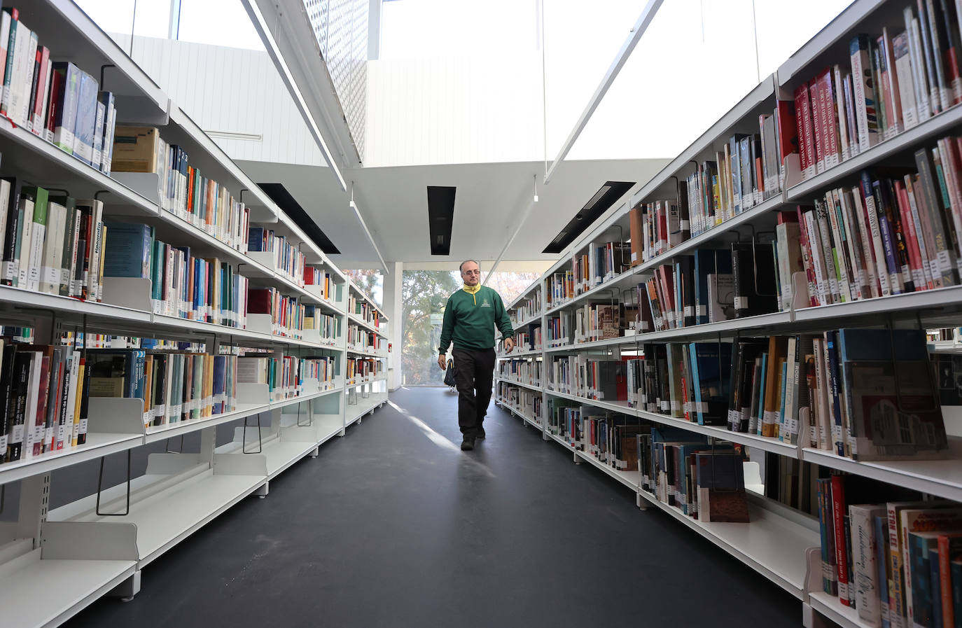 Fotos: la Biblioteca Grupo Cántico de Córdoba, en la recta final de los preparativos