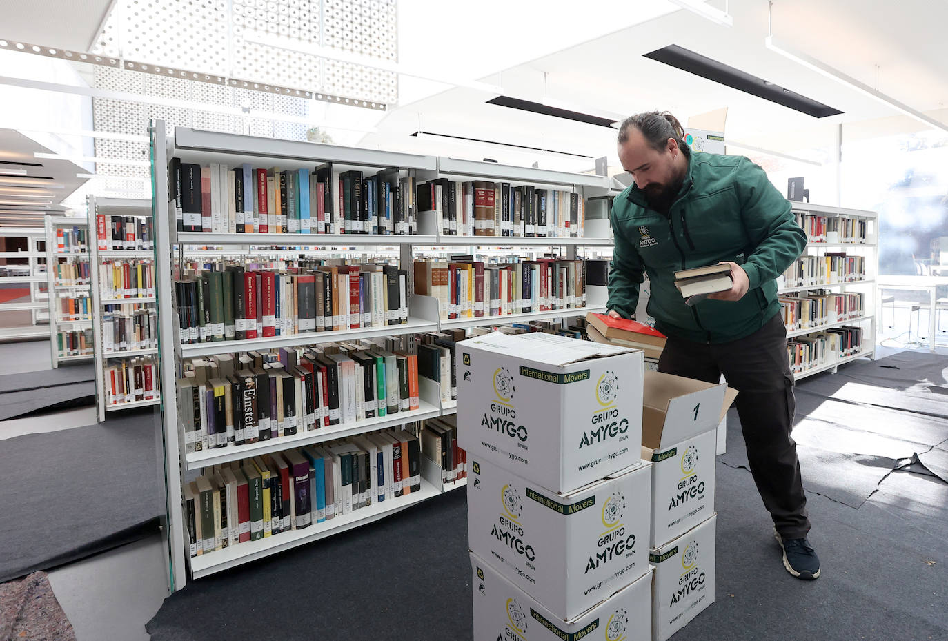 Fotos: la Biblioteca Grupo Cántico de Córdoba, en la recta final de los preparativos