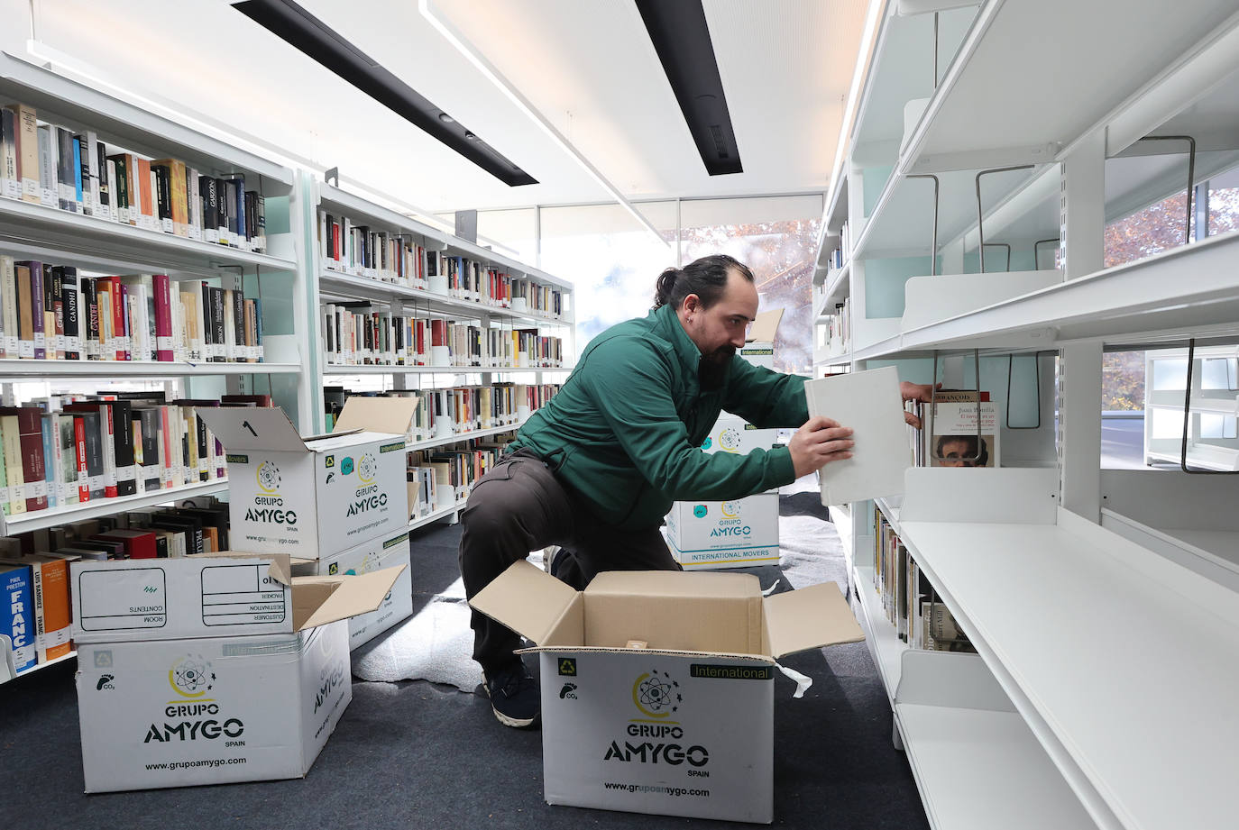 Fotos: la Biblioteca Grupo Cántico de Córdoba, en la recta final de los preparativos