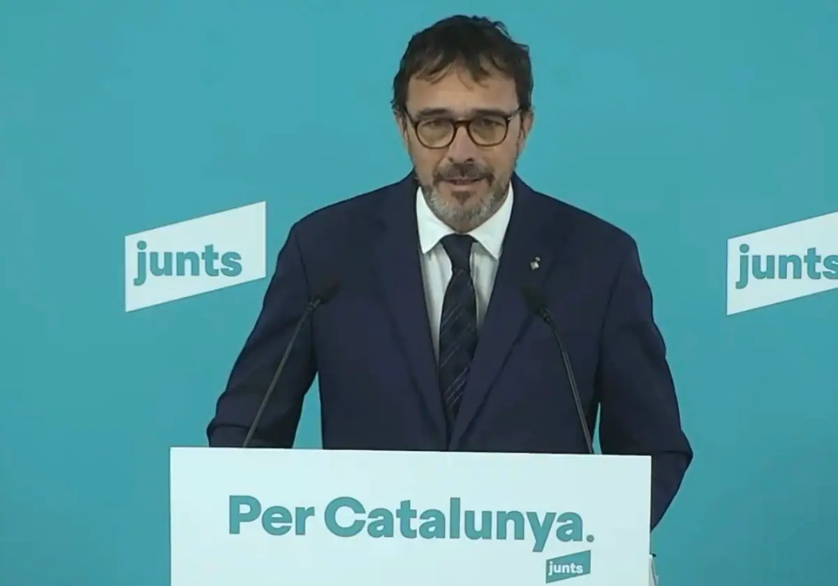 El portavoz de Junts, Josep Rius, durante la rueda de prensa de este lunes