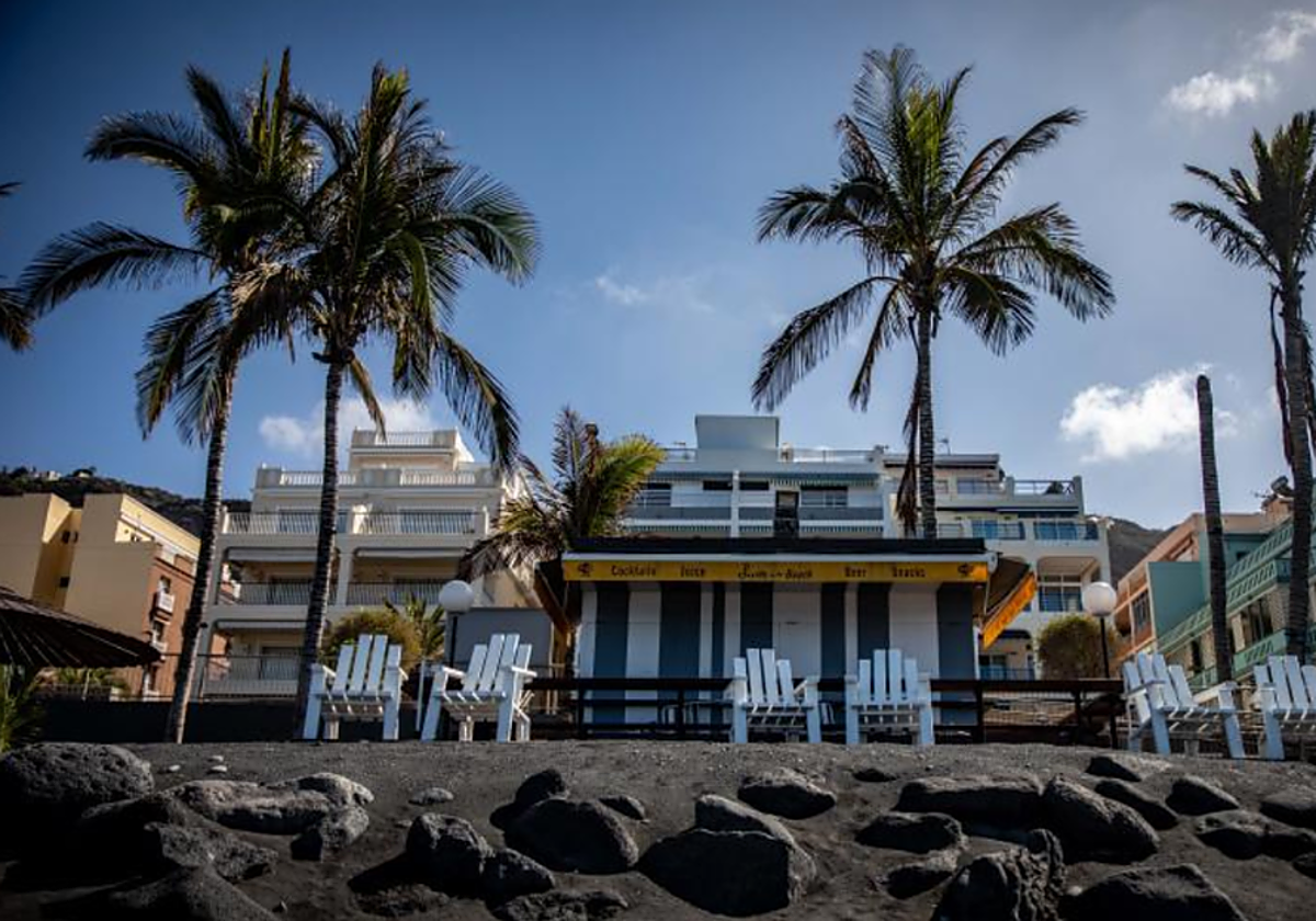 Vista desde la playa del núcleo turístico de Puerto Naos, cerrado desde 2021