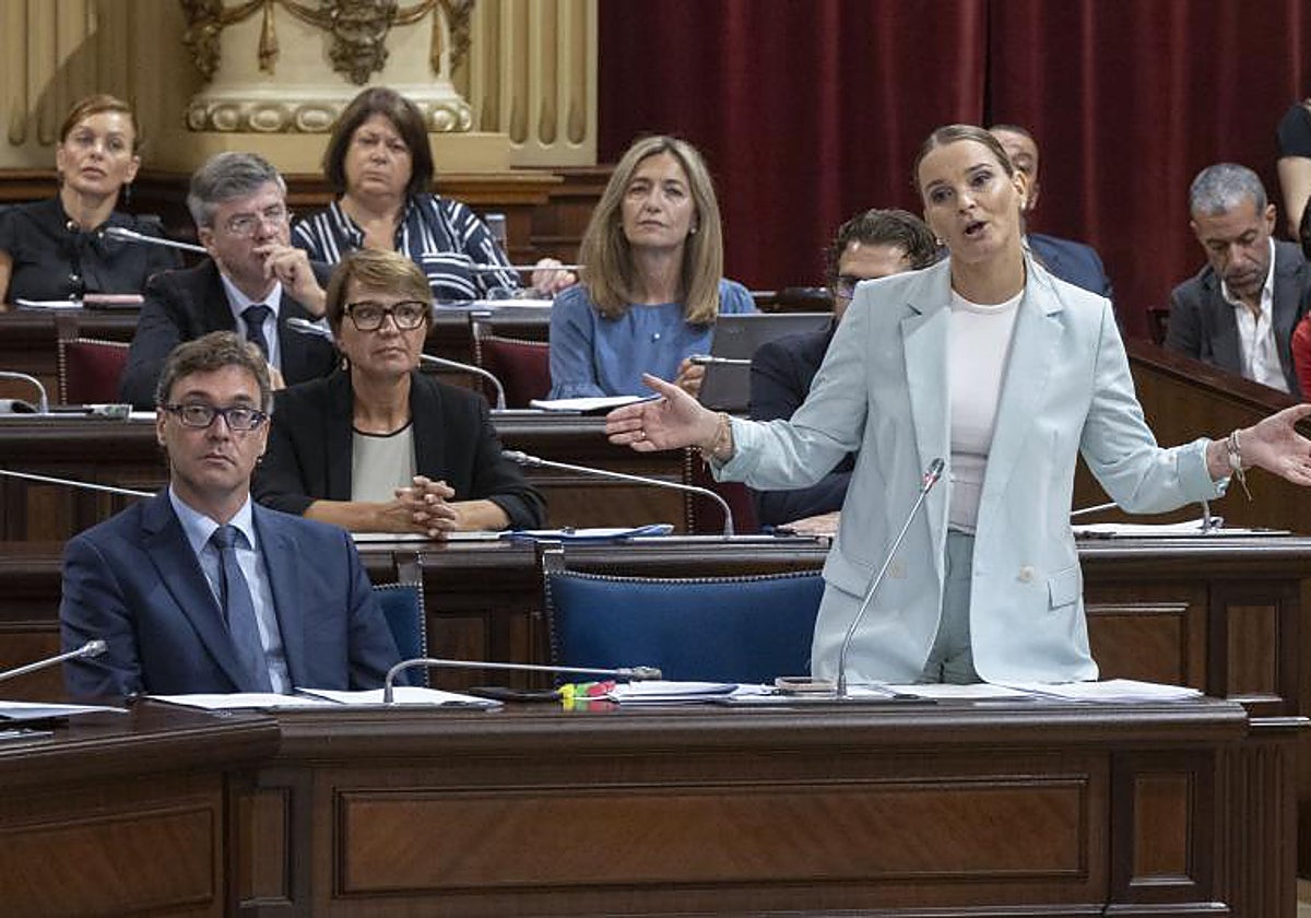 La presidenta de Baleares, Marga Prohens, durante una sesión plenaria